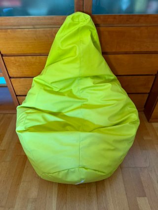 Puf verde y amarillo de piel sintética