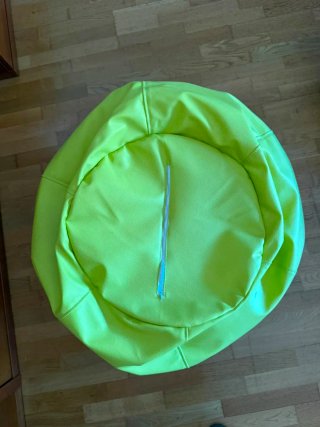 Puf verde y amarillo de piel sintética
