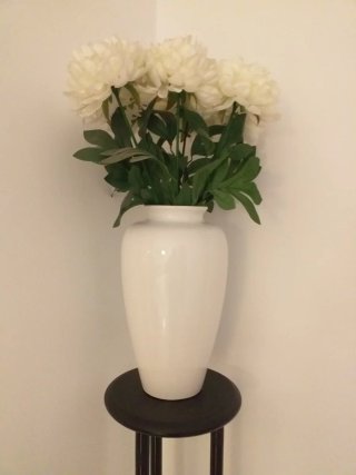 Pedestal negro + Jarrón blanco + Flores blancas