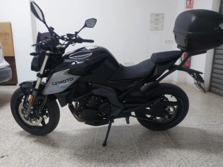 CFMOTO 650NK Negra y Plateada