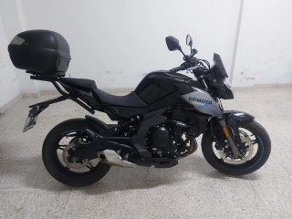 CFMOTO 650NK Negra y Plateada