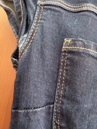 Mono vaquero Bershka con desperfecto
