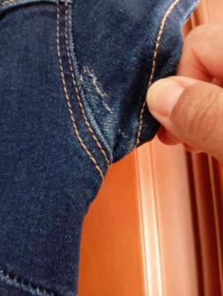 Mono vaquero Bershka con desperfecto