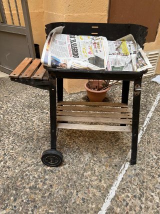 Barbacoa de metal con mesa lateral