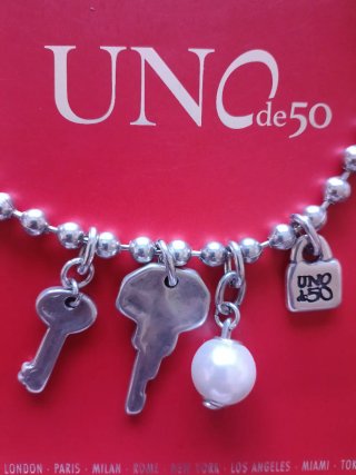 Collar Uno de 50 con llaves y perla