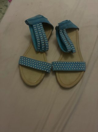 Sandalias azules con tachuelas