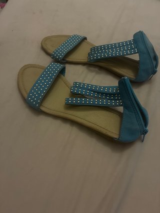 Sandalias azules con tachuelas