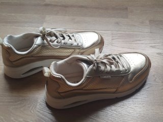 Zapatillas Skechers Doradas y Blancas