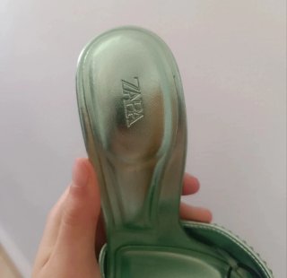 Zapatos nuevos de tacón Zara verdes con pedrería