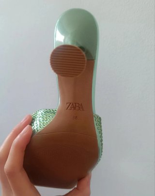 Zapatos nuevos de tacón Zara verdes con pedrería