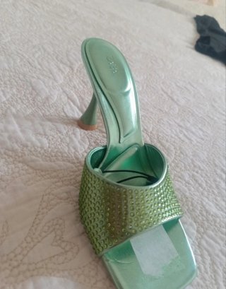 Zapatos nuevos de tacón Zara verdes con pedrería
