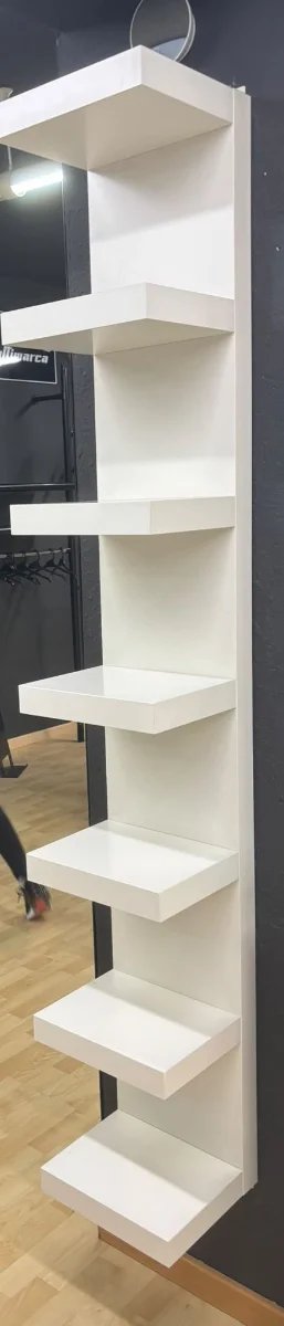 Estantería de pared blanca