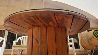Mesa de jardín de madera. Bobina de cable.