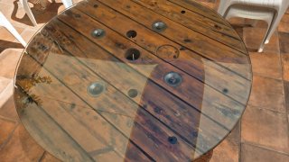 Mesa de jardín de madera. Bobina de cable.