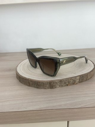 Gafas de sol verdes y marrones