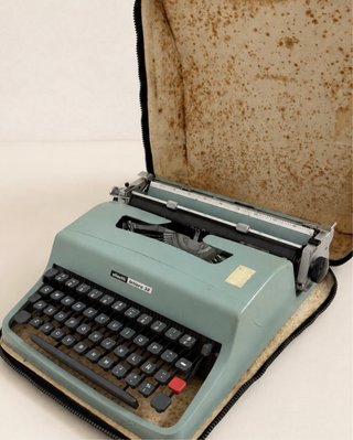 Máquina de escribir Olivetti Lettera 32 con funda