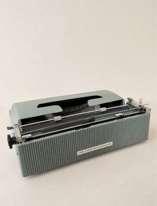 Máquina de escribir Olivetti Lettera 32 con funda