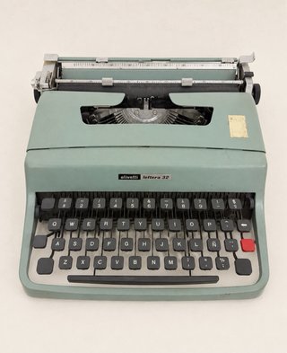 Máquina de escribir Olivetti Lettera 32 con funda