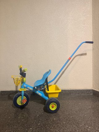 Triciclo infantil azul y amarillo