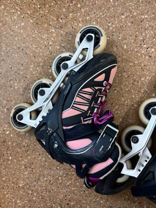 Patines en línea rosas y negros