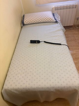 Cama articulada beige y azul con mando