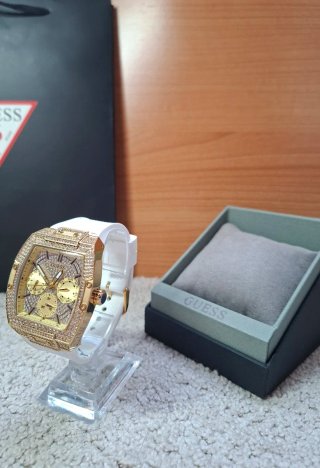 Reloj Guess Dorado con Cristales