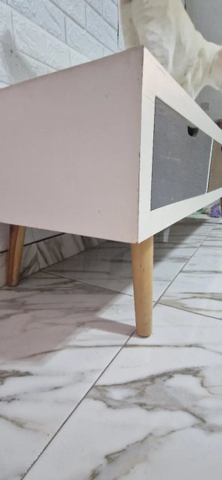 Mueble bajo de madera con 3 cajones