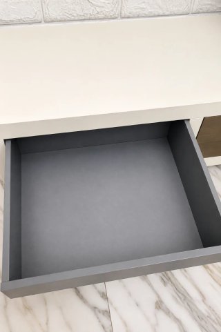 Mueble bajo de madera con 3 cajones