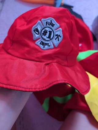 Disfraz bombero y maletín de juguete