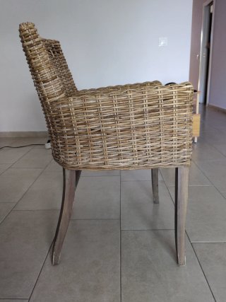 Sillón de mimbre natural, patas de madera