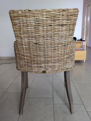 Sillón de mimbre natural, patas de madera
