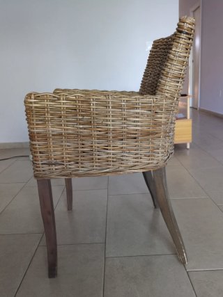 Sillón de mimbre natural, patas de madera