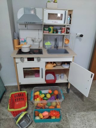Cocinita de madera con accesorios
