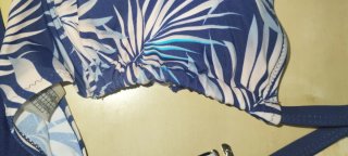 Bikini azul y blanco con estampado tropical
