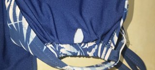 Bikini azul y blanco con estampado tropical