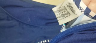 Bikini azul y blanco con estampado tropical