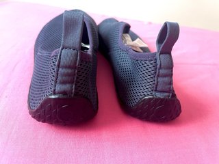 Escarpines cangrejeras playa Decathlon gris oscuro