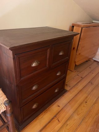 Cómoda antigua de madera maciza