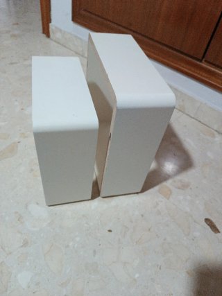Estanterías cuadradas de madera blancas