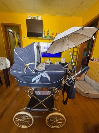 Carrito de bebé clásico de juguete