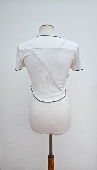Camiseta blanca con costuras negras