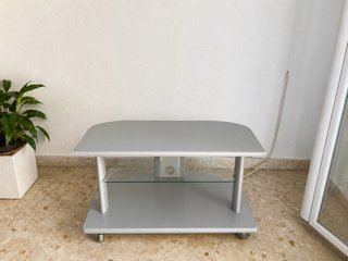 Mesa TV con ruedas y balda de cristal