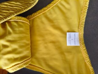 Bikini amarillo con textura