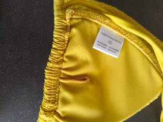 Bikini amarillo con textura
