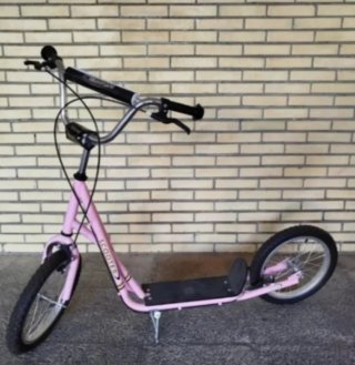 Patinete rosa con ruedas grandes