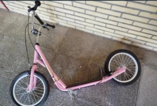 Patinete rosa con ruedas grandes