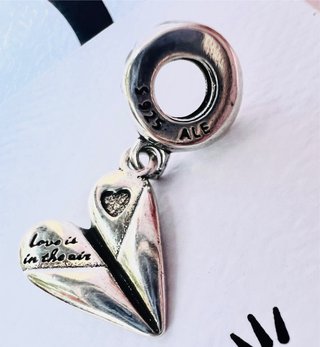 Pandora Charm Corazón Huellas