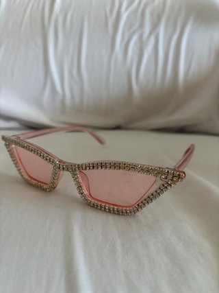 Gafas de sol rosas y plateadas