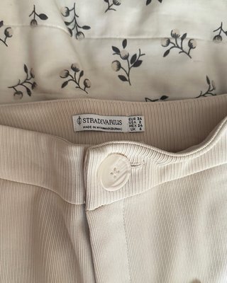 Pantalón de vestir beige Stradivarius