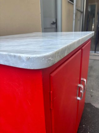 Credenza rossa con piano in marmo